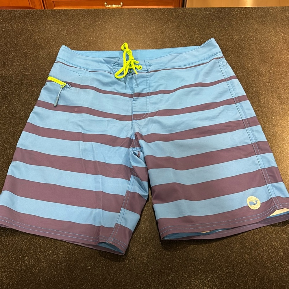 Men’s vineyard vines, striped board shorts, size 30, very good condition